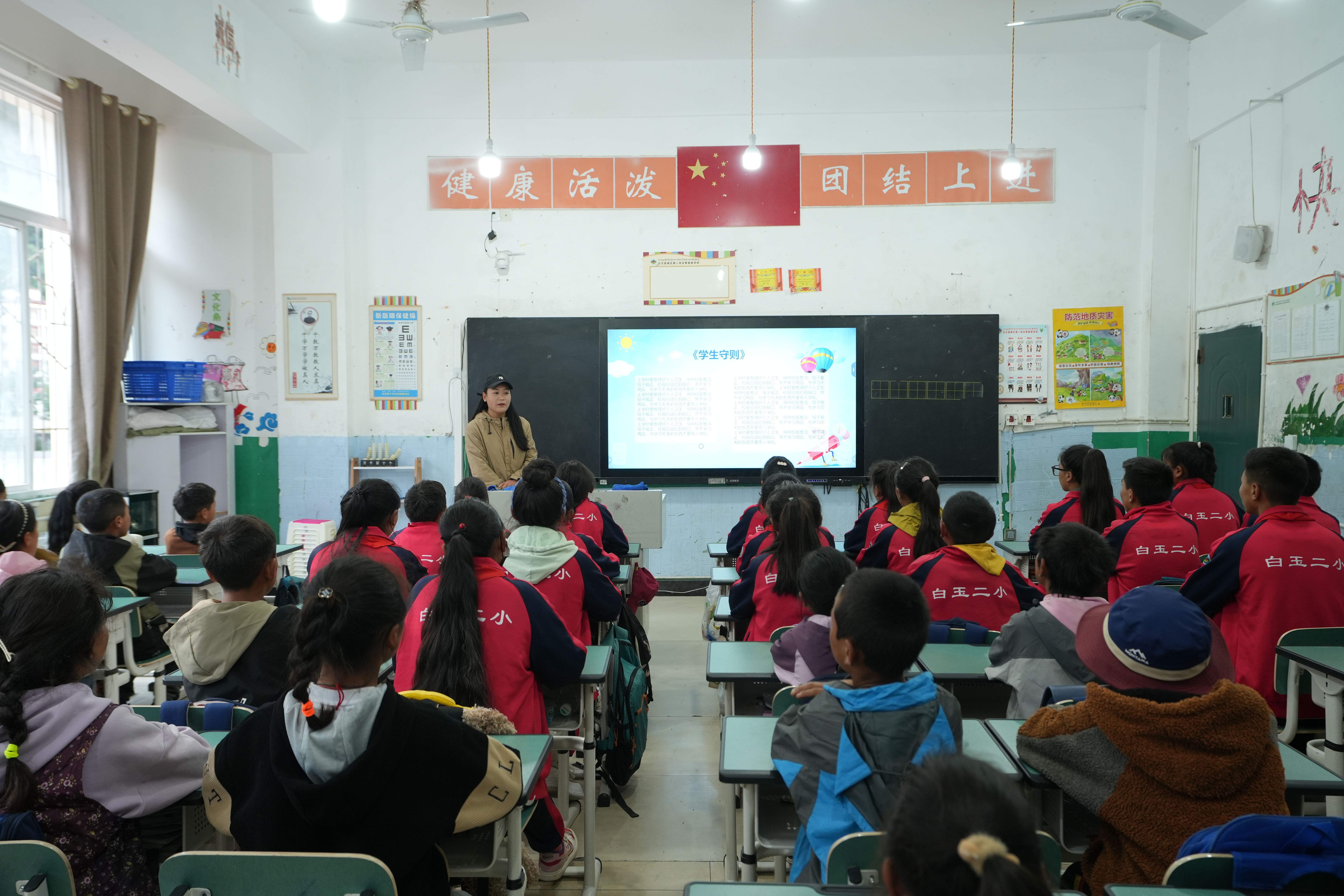 3捐建白玉县电教室，改善基础教学条件.JPG