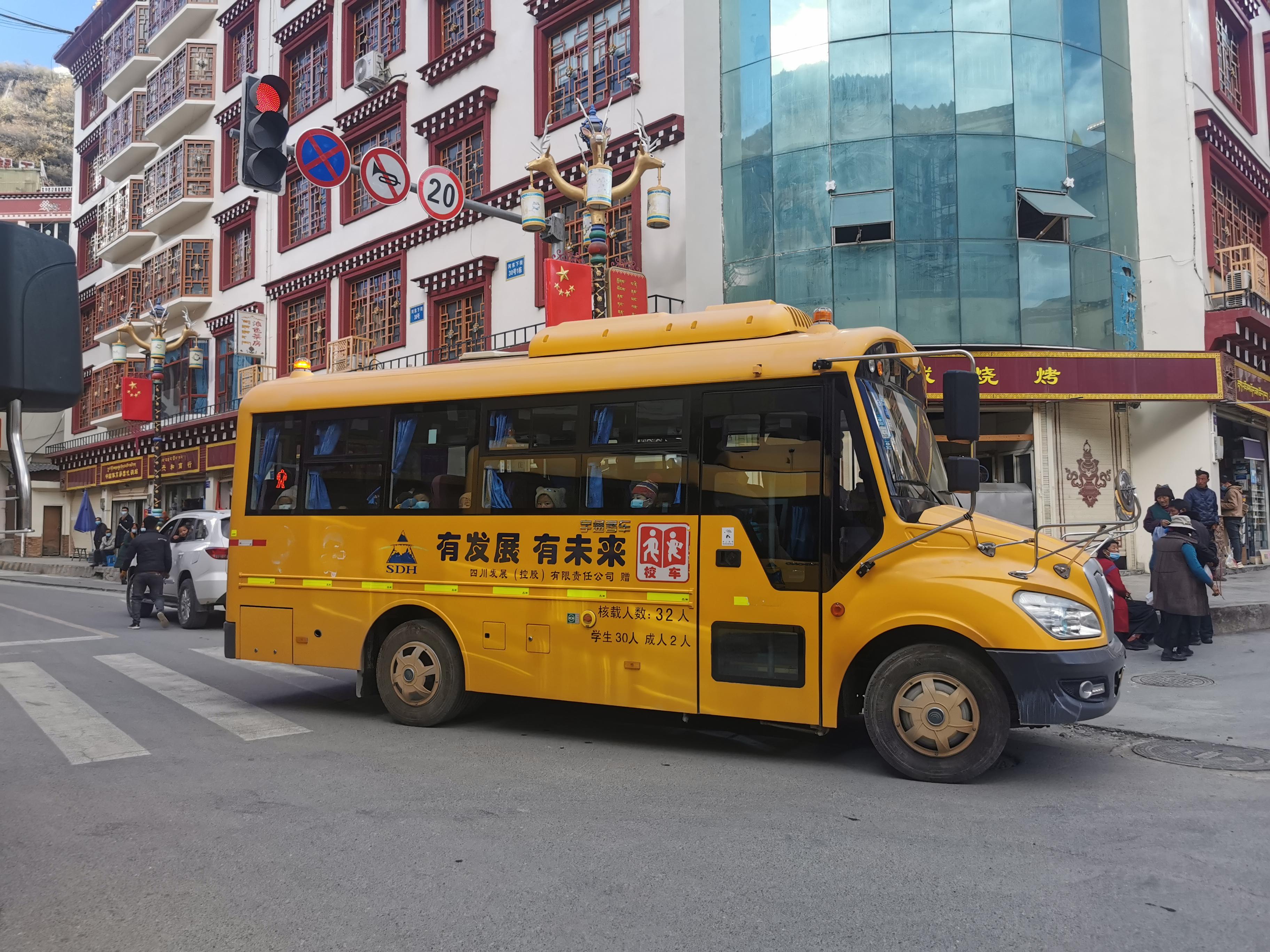 向白玉县捐赠校车3辆